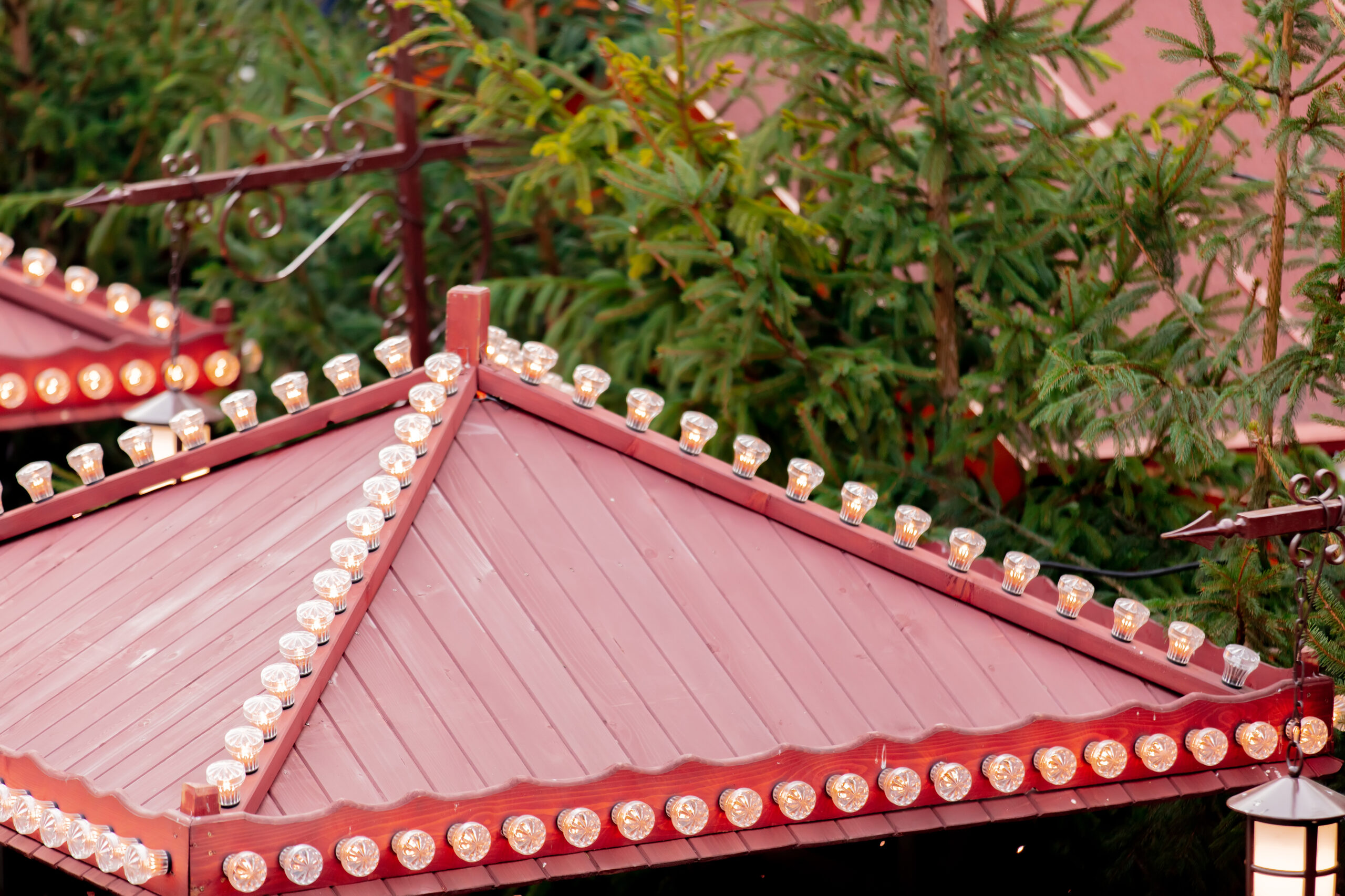 7-tips-for-hanging-christmas-lights-on-your-roof-javco-roofing