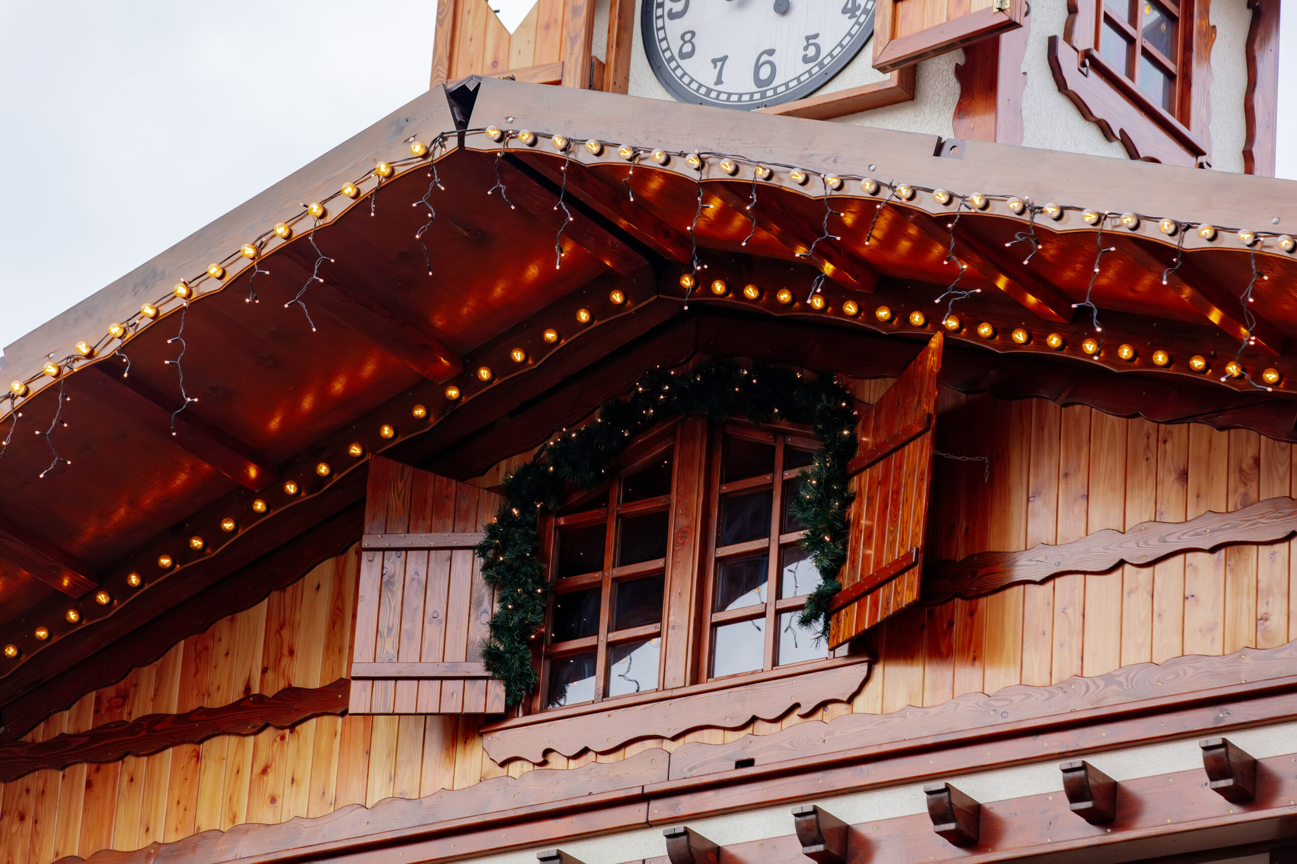 hanging christmas lights, how to hang lights, roof damage Christmas